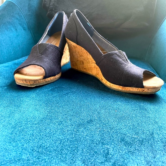 Tom's Women' Size 9 Black Peeptoe Wedges - Picture 1 of 6